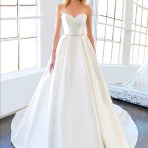 Timeless wedding gown